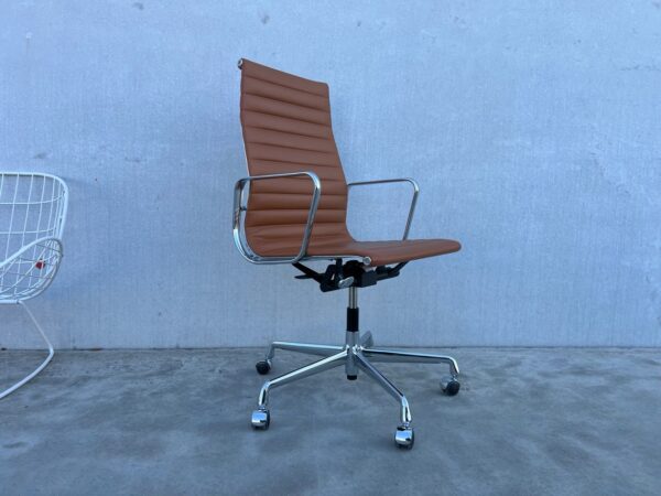 Verkocht, sorry! VITRA EAMES EA119 LEDEREN BUREAUSTOEL – SHOWROOMMODEL