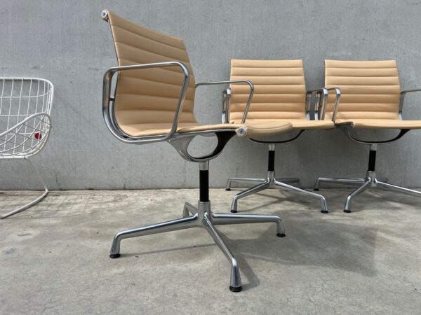 VITRA EAMES EA104 LEDEREN STOEL – SHOWROOMMODEL