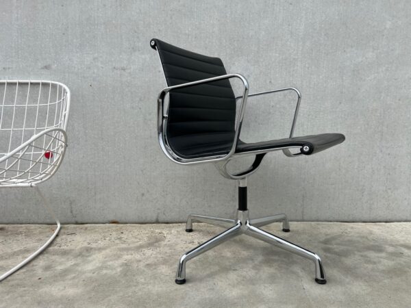 VITRA EAMES EA108 LEDER AAN BEIDE ZIJDEN