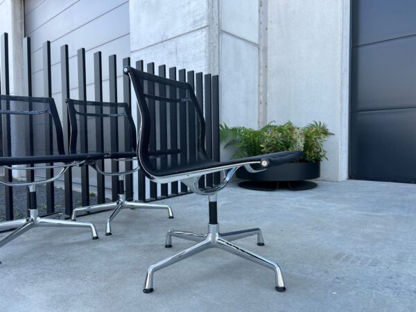 VITRA EAMES EA105 NETWEAVE STOEL