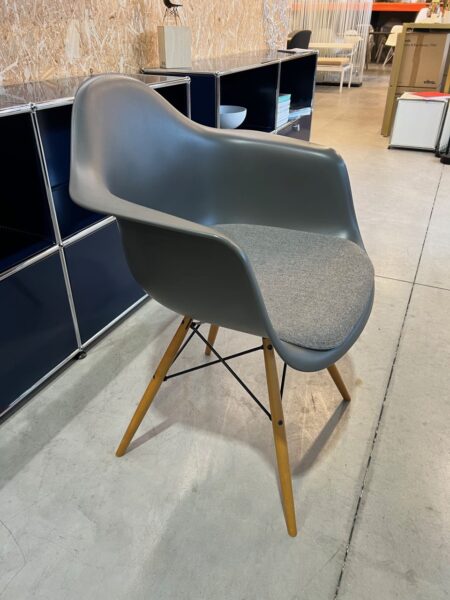 VITRA EAMES DAW STOEL MET KUSSEN