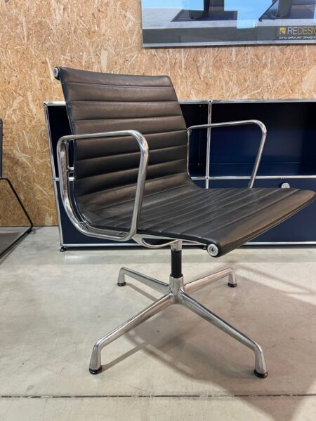 Vitra Eames EA108 Stoel Gepolijst