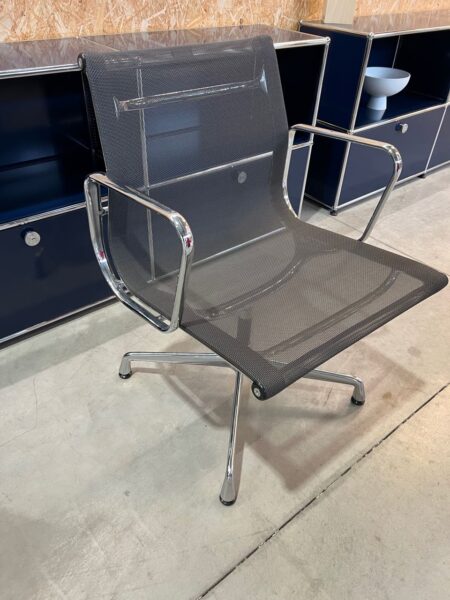 Vitra Eames EA107 netweave stoel