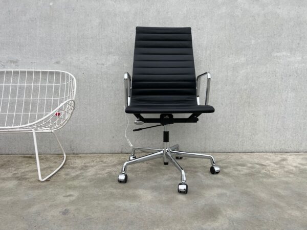 Vitra Eames EA119 lederen bureaustoel, 12x