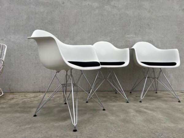 VITRA EAMES DAR STOEL – Showroommodellen