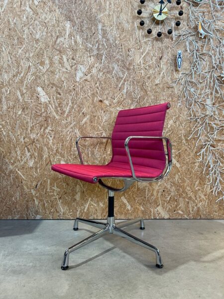 VITRA EAMES EA104 HOPSAK STOEL – SHOWROOMMODEL