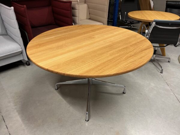 VITRA EAMES DINING TAFEL, MASSIEF, 130 CM – SHOWROOMMODEL