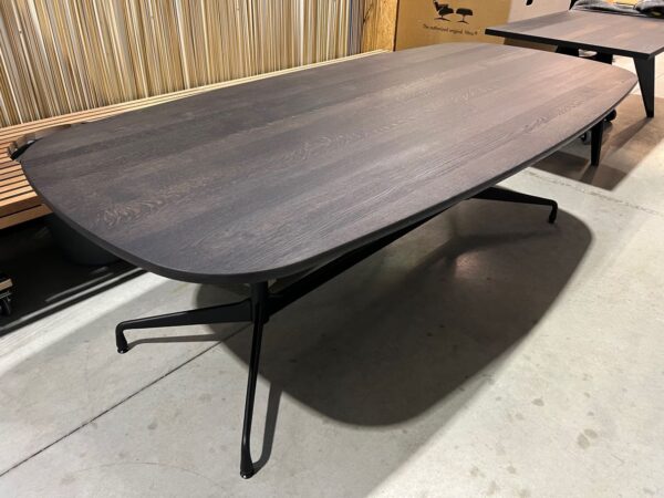 VITRA EAMES SEGMENTED TAFEL MASSIEF , 240x 110 – SHOWROOMMODEL