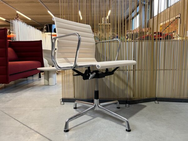 VITRA EAMES EA131 BUREAUSTOEL – SHOWROOMMODEL