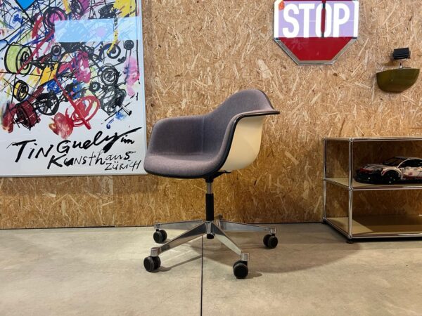 VITRA EAMES PACC BUREAUSTOEL